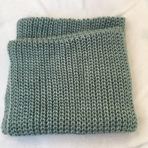 Sea foam green chunky knit infinity scarf - Picture 2 of 3